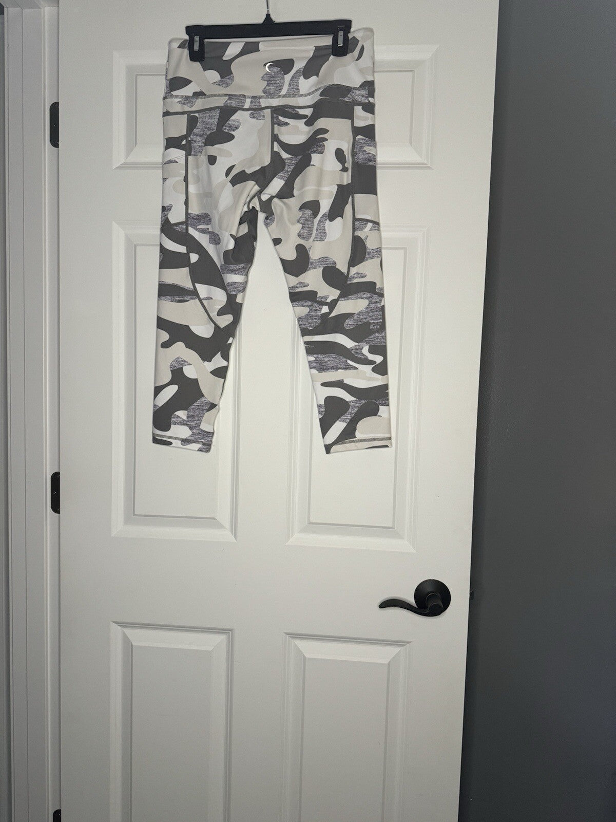 Zyia Active Cropped Camo Print Leggings Size 12 White Cream Gray Worn Once 