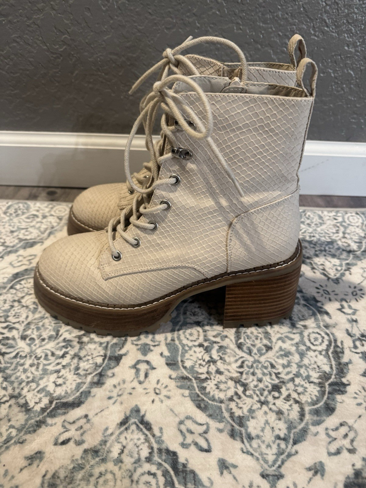 Mia Boots With Heel Size 7.5 Cream In Great Condition 