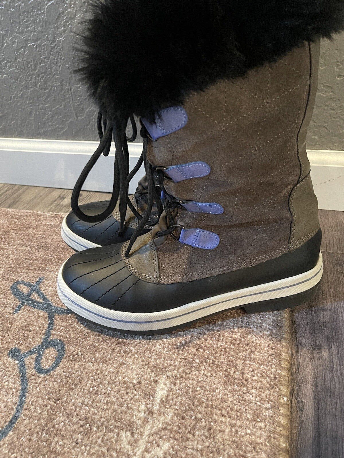 Target snowboots size 6 gray black blue white