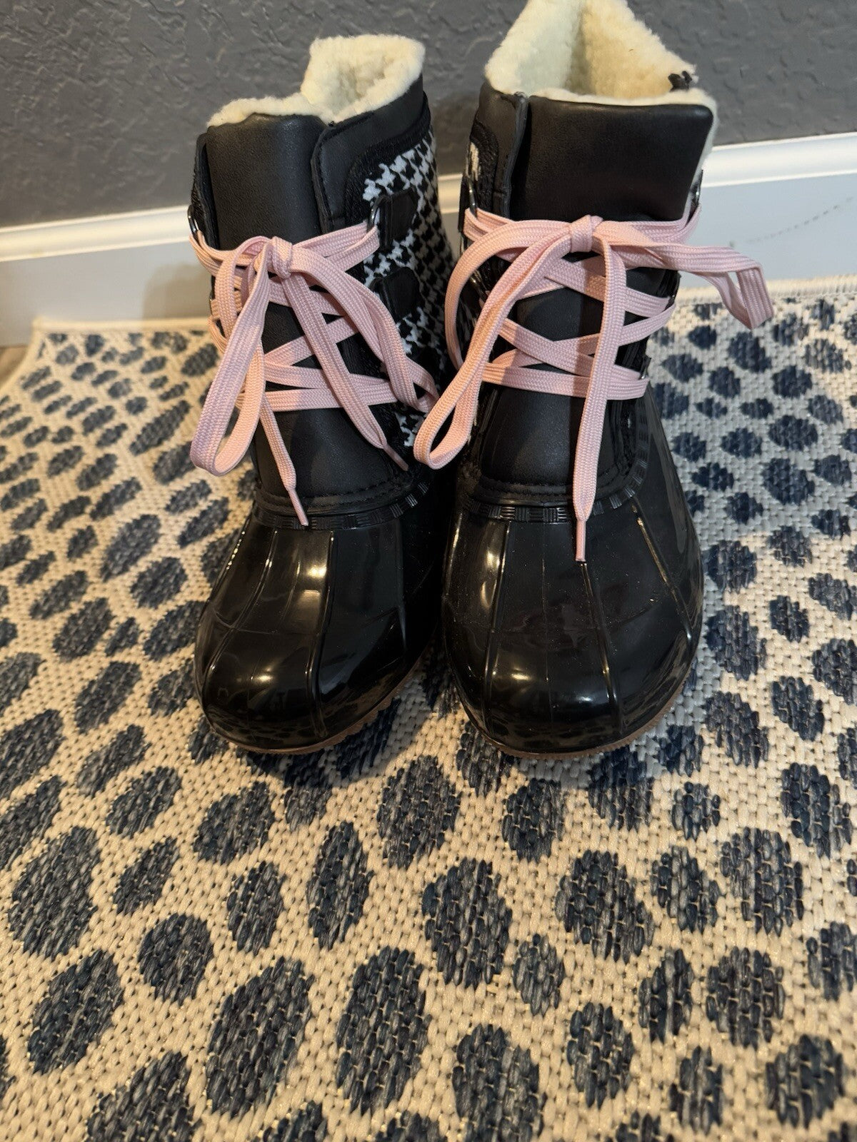 Shoedazzle Rain Boots Size 8 Black White Print Pink Laces Brand New 