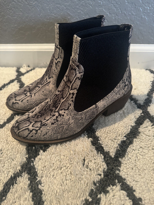 Boutique By Corkys Black Brown Snakeskin Print Booties Size 8 Super Soft Materia