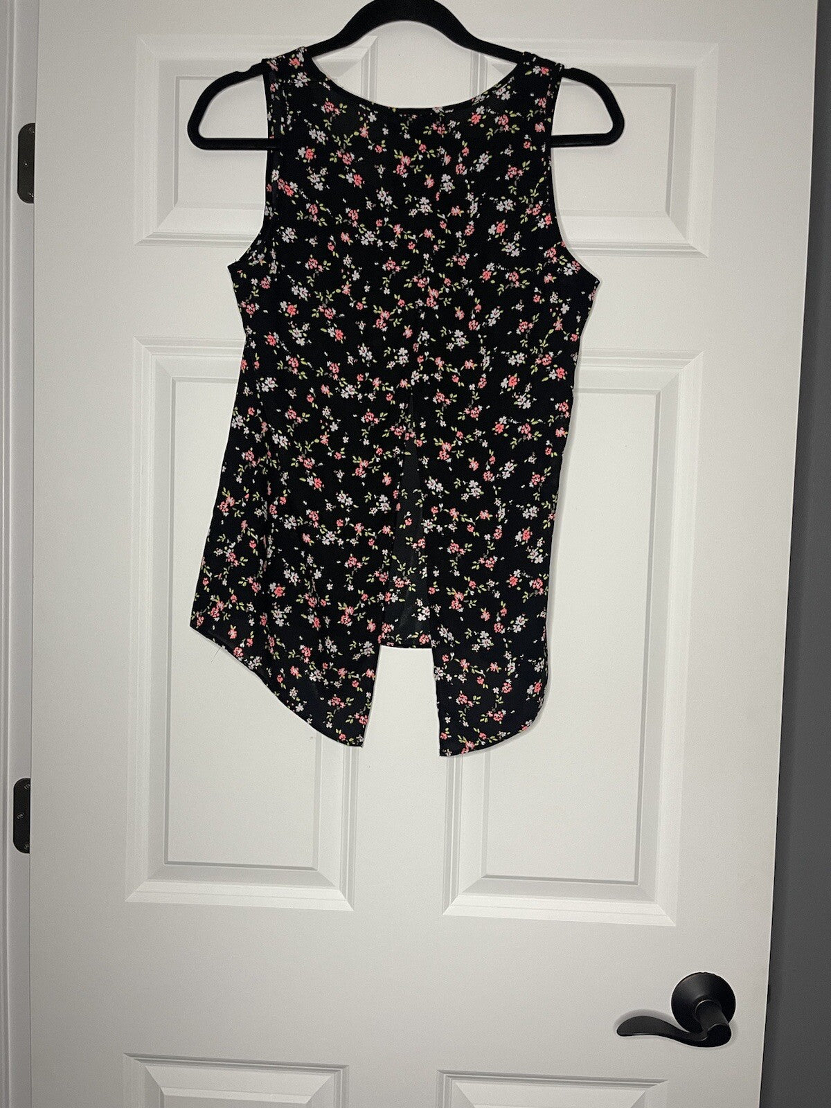 Express sleeveless blouse black with multi floral split back small