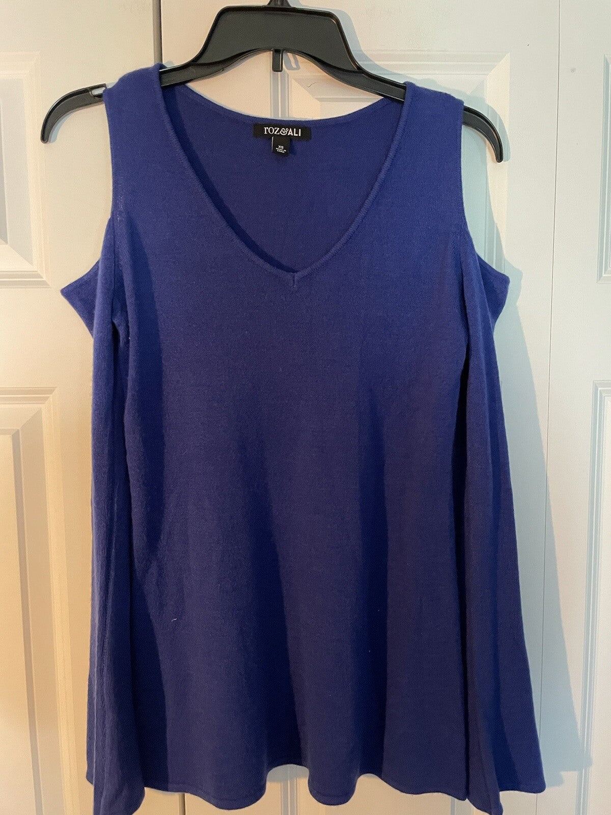 Roz Ali xs dark blue cold shoulder long sleeve sweater