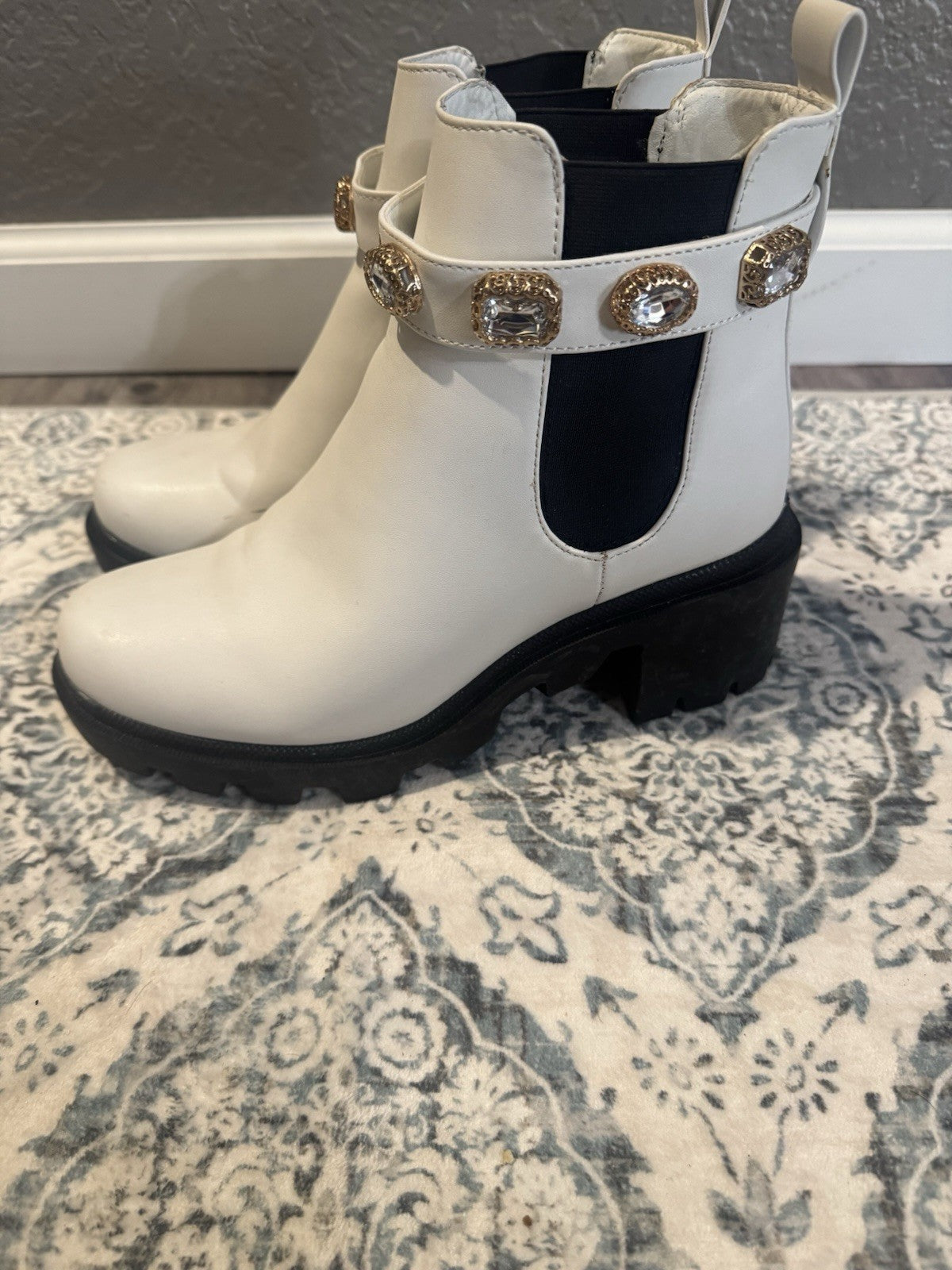 Steve Madden Boots Size 7.5 White With Gold Beading Some Markings As Shown On In