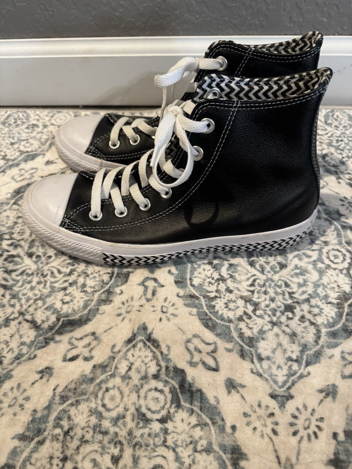 Converse High Tops Black Pleather W White Size 7 In Excellent Condition 