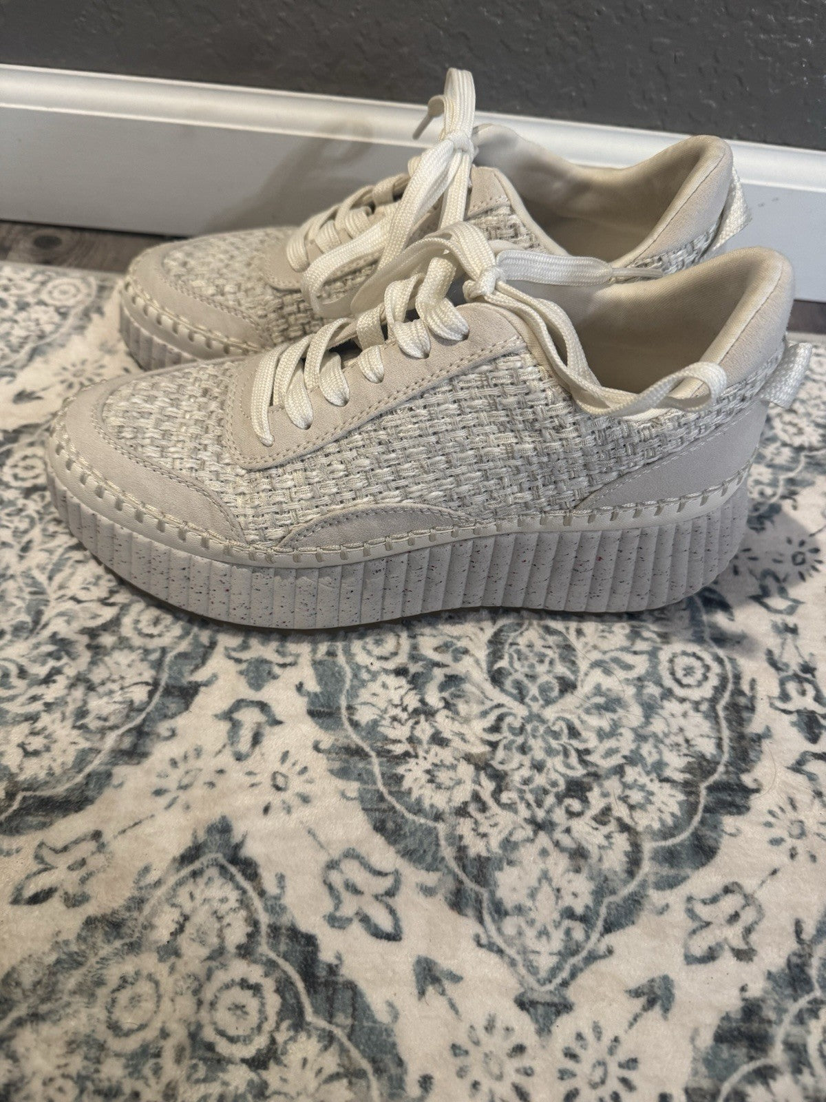 Universal Thread Sneakers White Gray Multicolor Bottom 7.5 In Great Condition 