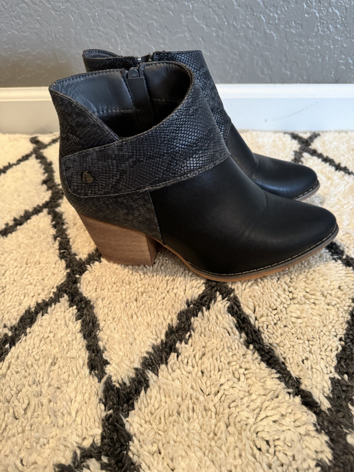 Tinstree Booties Size 8 Black W Gray Snakeskin Look 