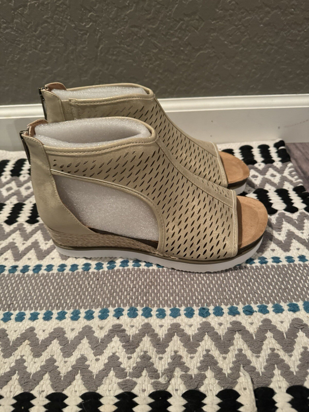 Corkys Sandals Size 9 Gold Sparkle Brand New 