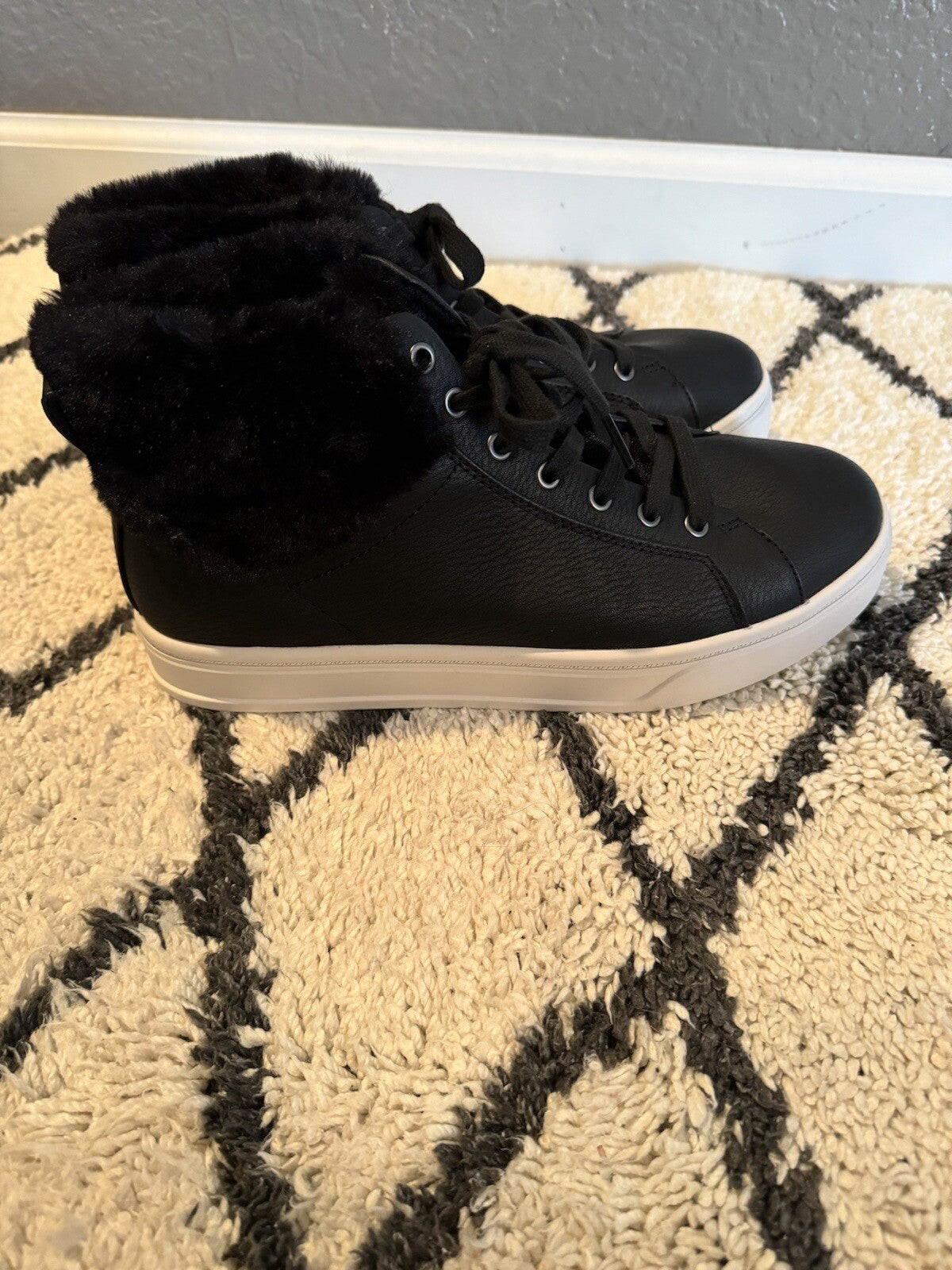 Koolaburra By Ugg Sneakers W Furr Black 8.5 New In Box 