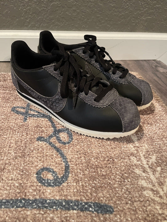 Nike Cortez Sneakers Black With Gray Snakeskin 8.5 Excellent Condition
