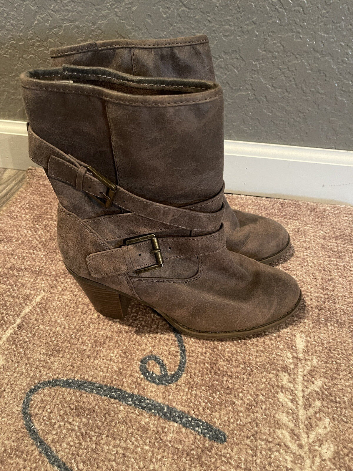 Old Navy boots brown size 8