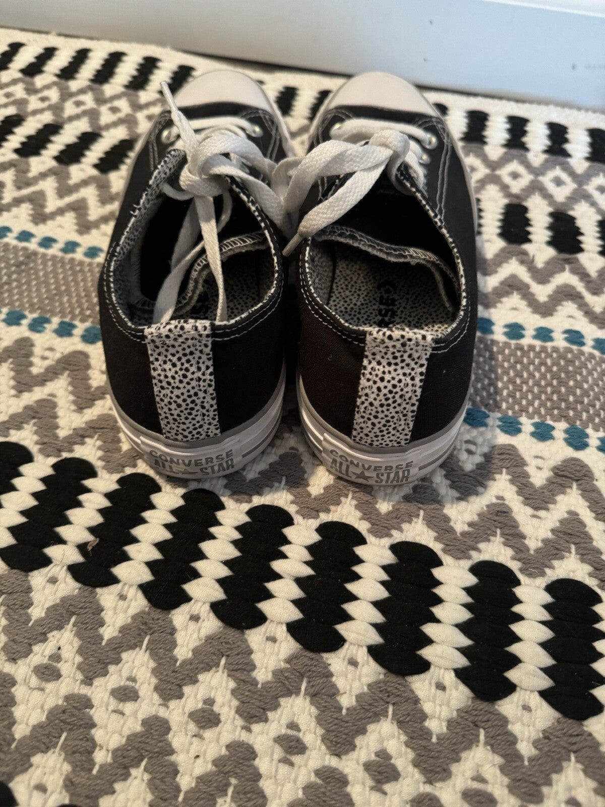 Converse Sneakers Size 9 Black And White 