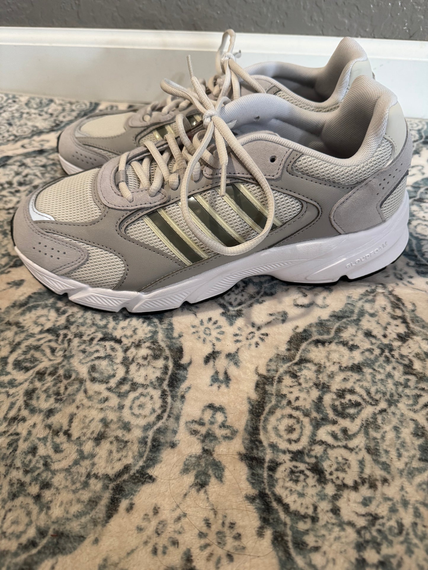 Adidas cloud foam comfort sneakers 9.5 gray white in excellent condition