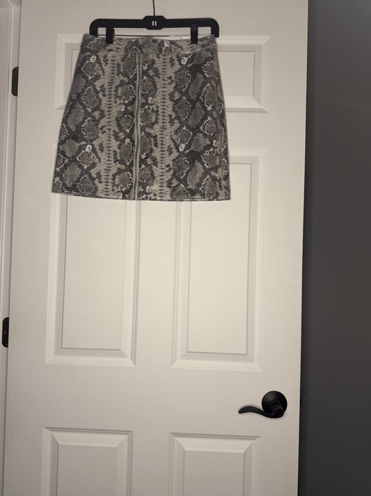 Thread and supply medium skirt short gray white charcoal snakeskin print