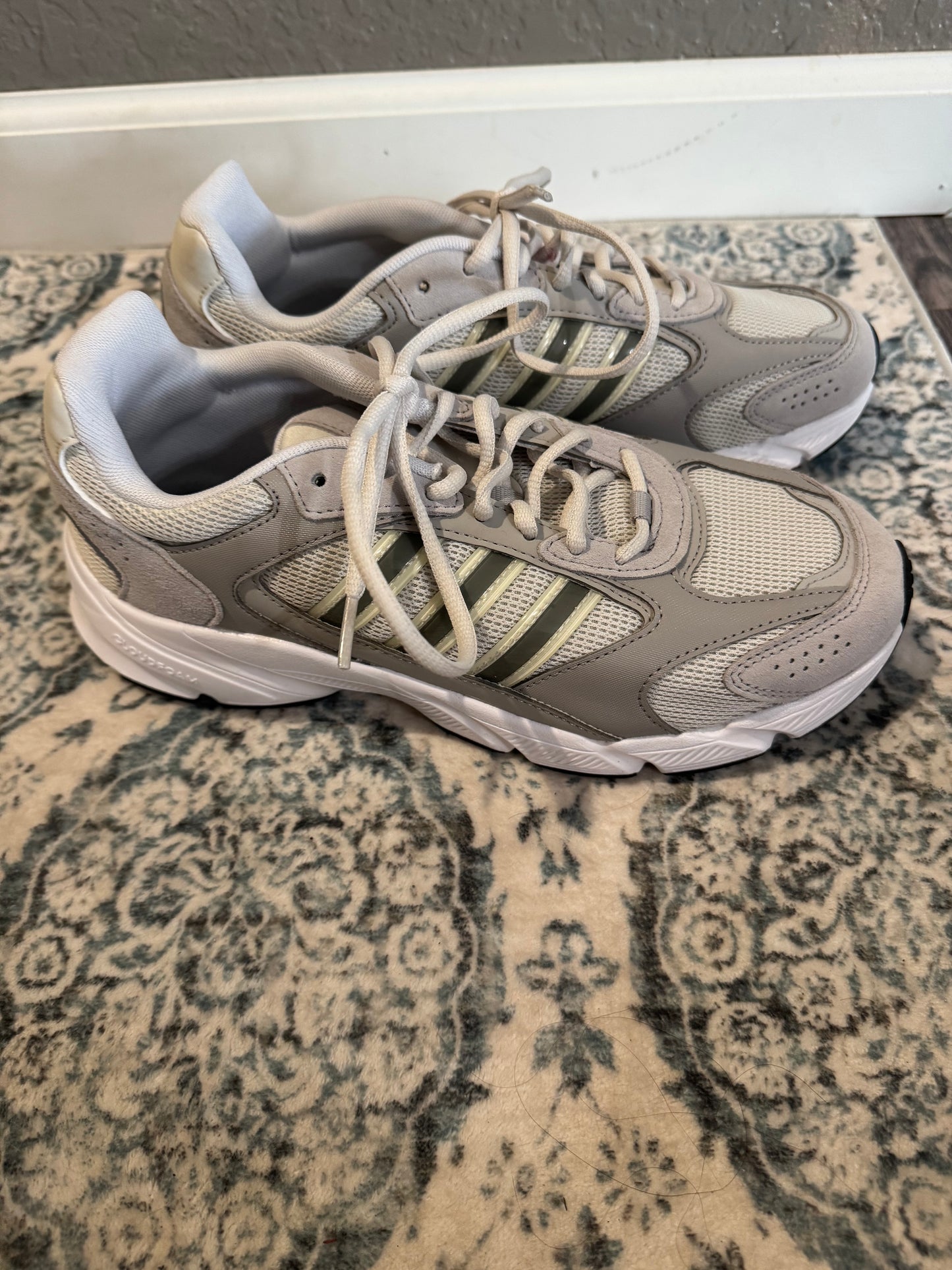 Adidas cloud foam comfort sneakers 9.5 gray white in excellent condition