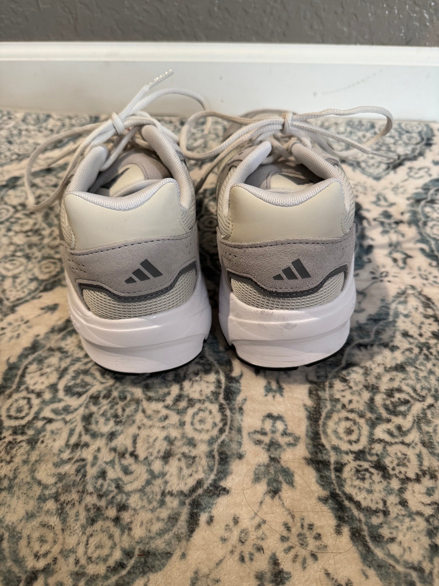 Adidas cloud foam comfort sneakers 9.5 gray white in excellent condition