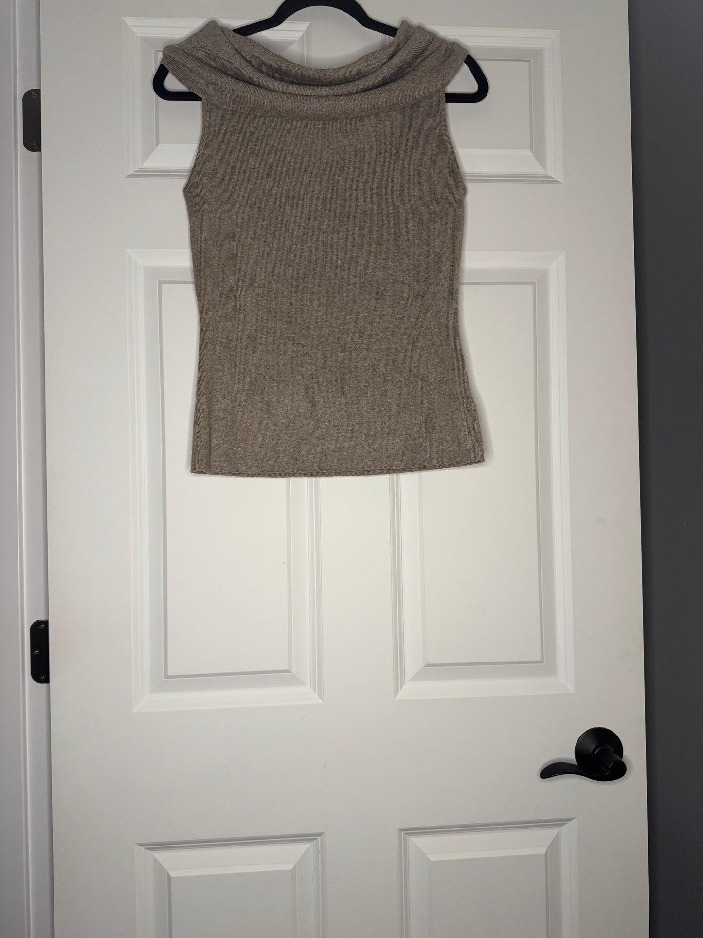 Arach and Cloz sleeveless sweater large taupe new without tags