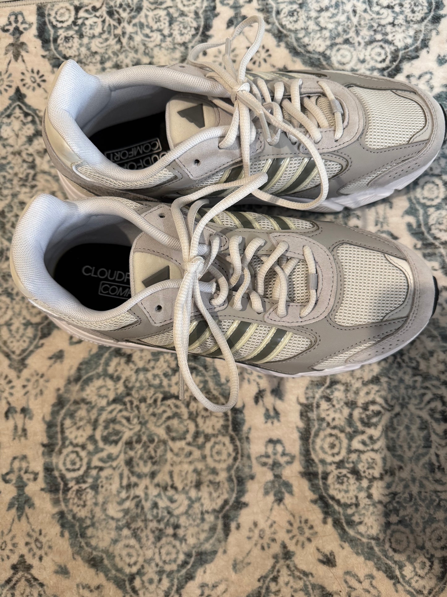 Adidas cloud foam comfort sneakers 9.5 gray white in excellent condition