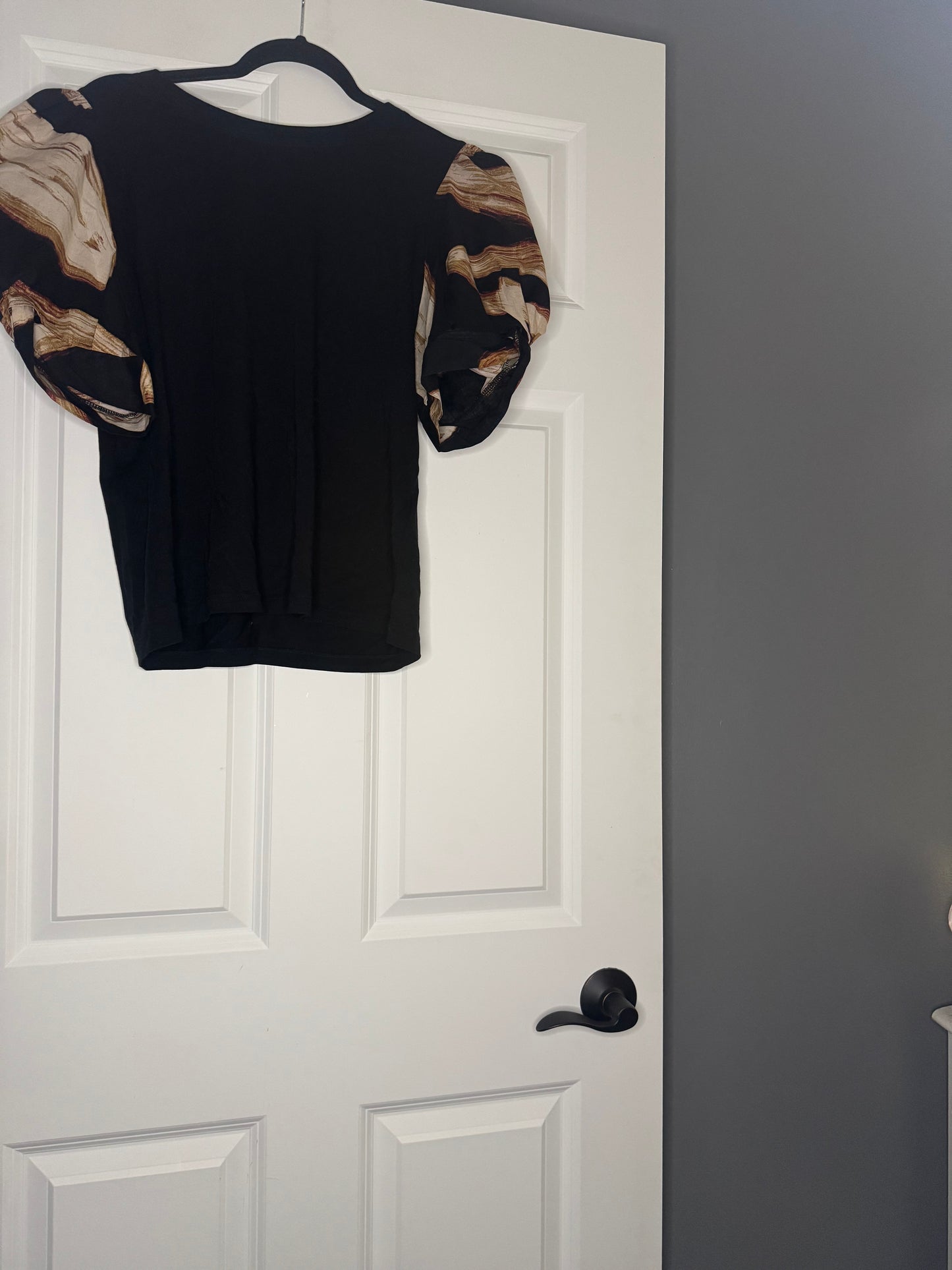 Dkny short poofy sleeve blouse large black body brown red beige black sleeves