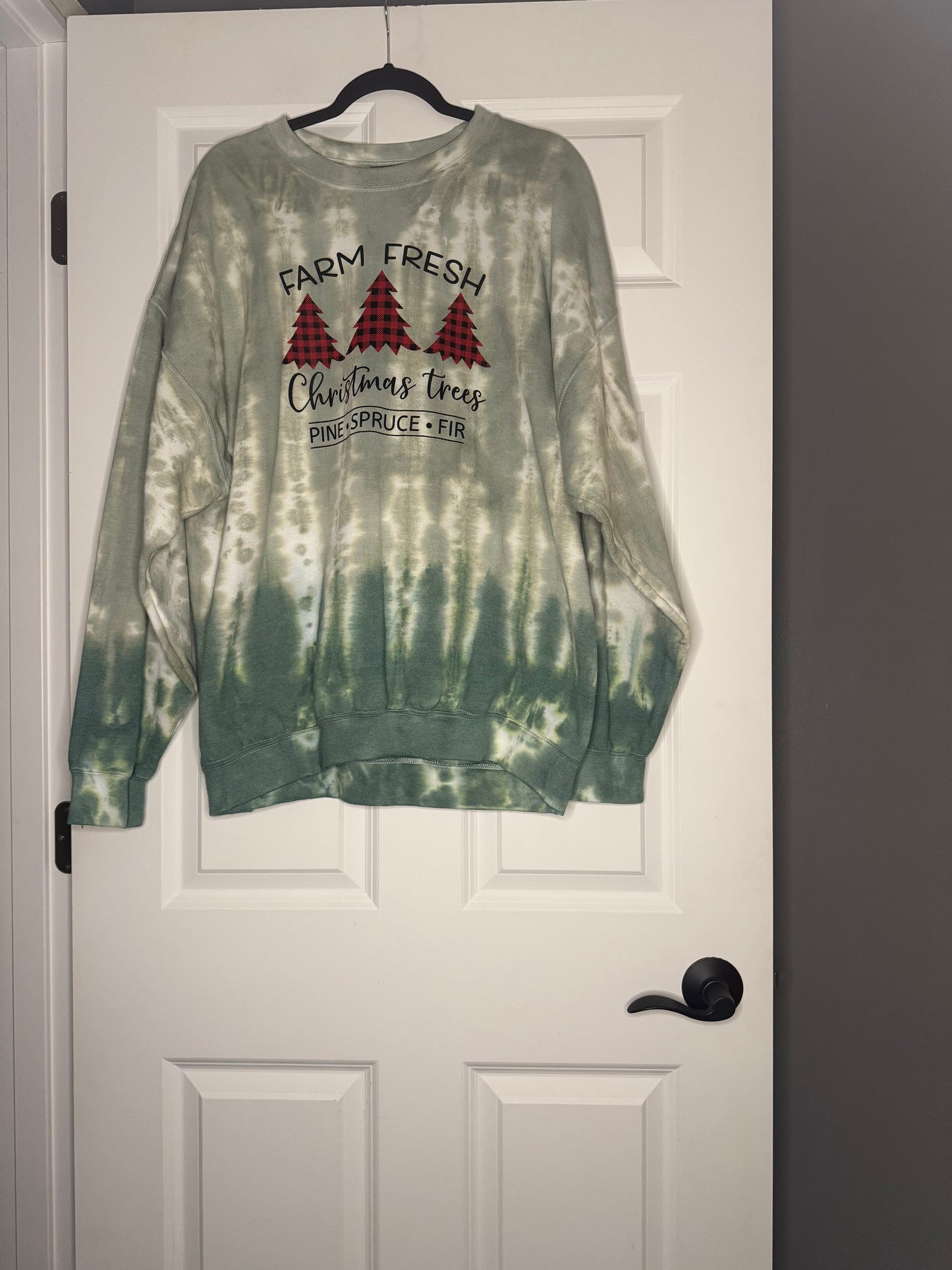 Gildan Christmas crewneck sweatshirt 2xl some pilling tie dye green multicolor graphic
