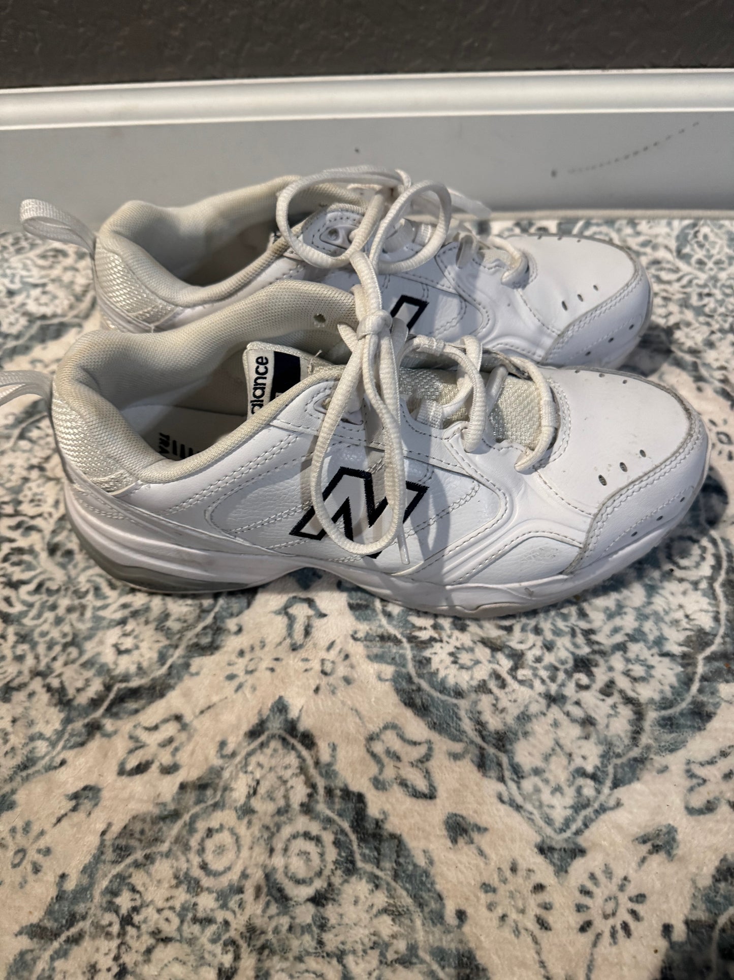 Women’s new balance sneakers size 7 white gray