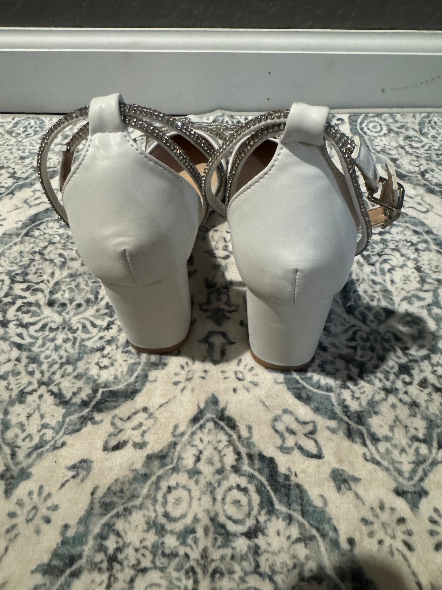 Unbranded kitten heels strappy size 38 white w rhinestone beading excellent condition