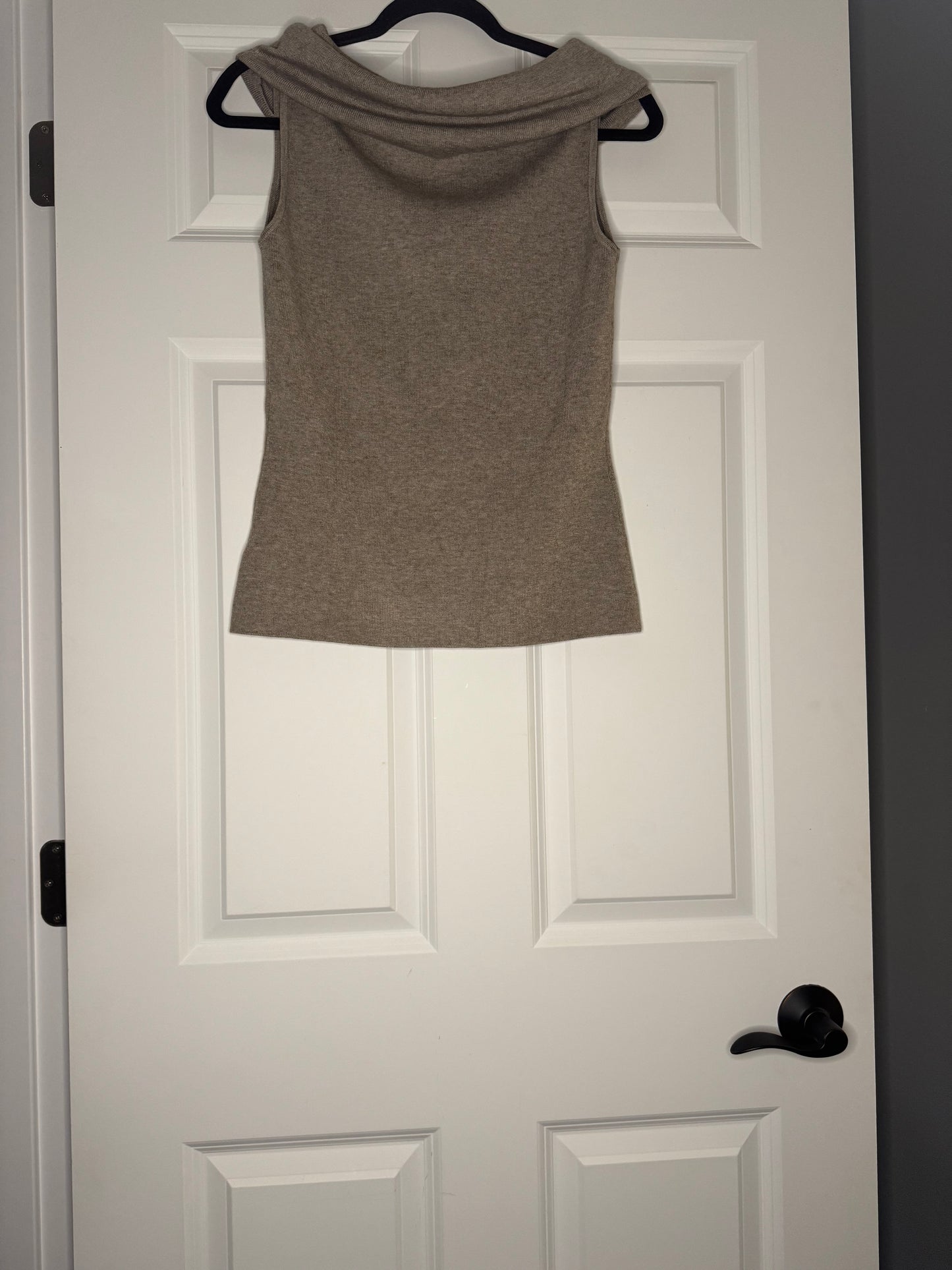 Arach and Cloz sleeveless sweater large taupe new without tags