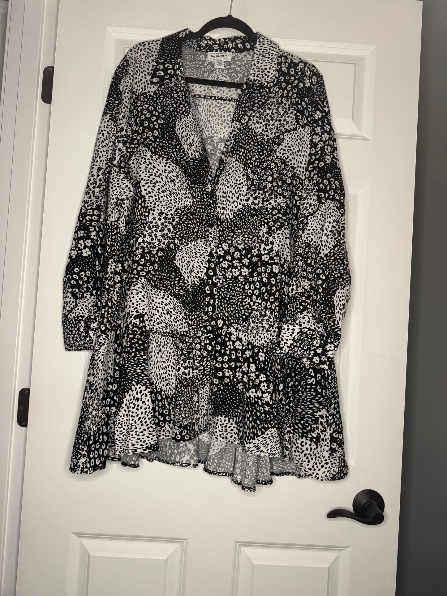 For the Republic button down blouse black white floral print 2x