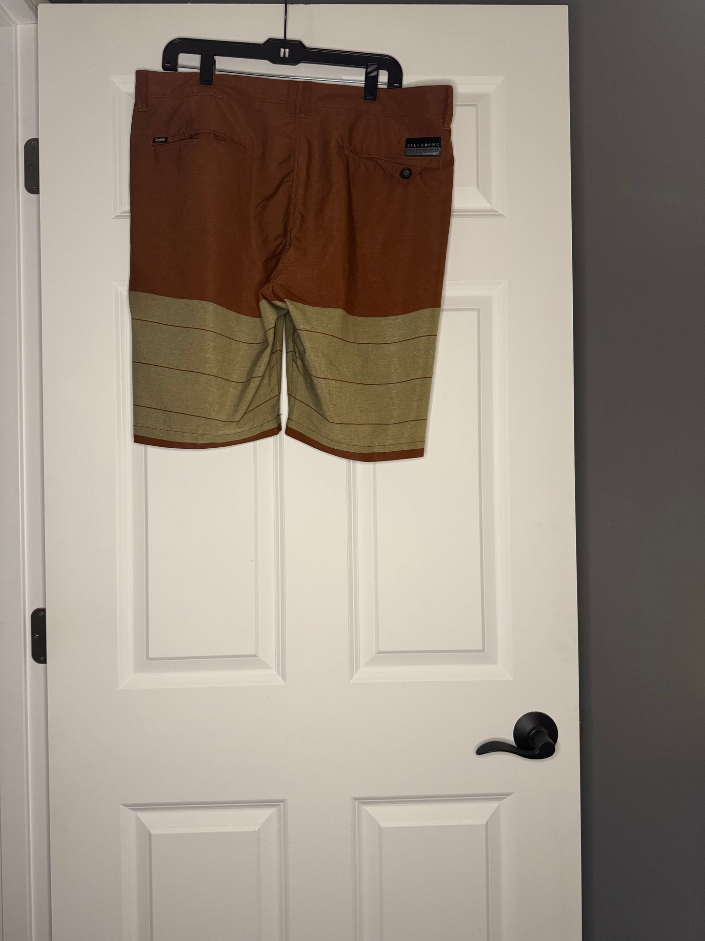 Billabong for land and water platinum stretch board shorts 36 rust and tan stripe