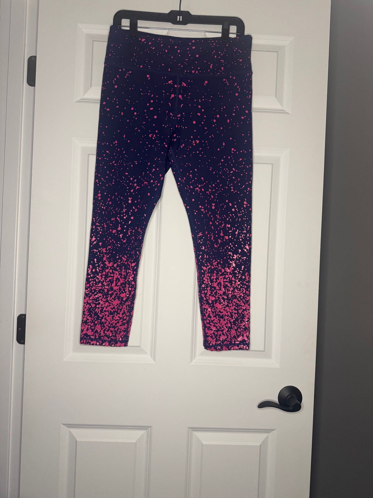 Zyia active leggings 7/8” navy w pink splatter print 12