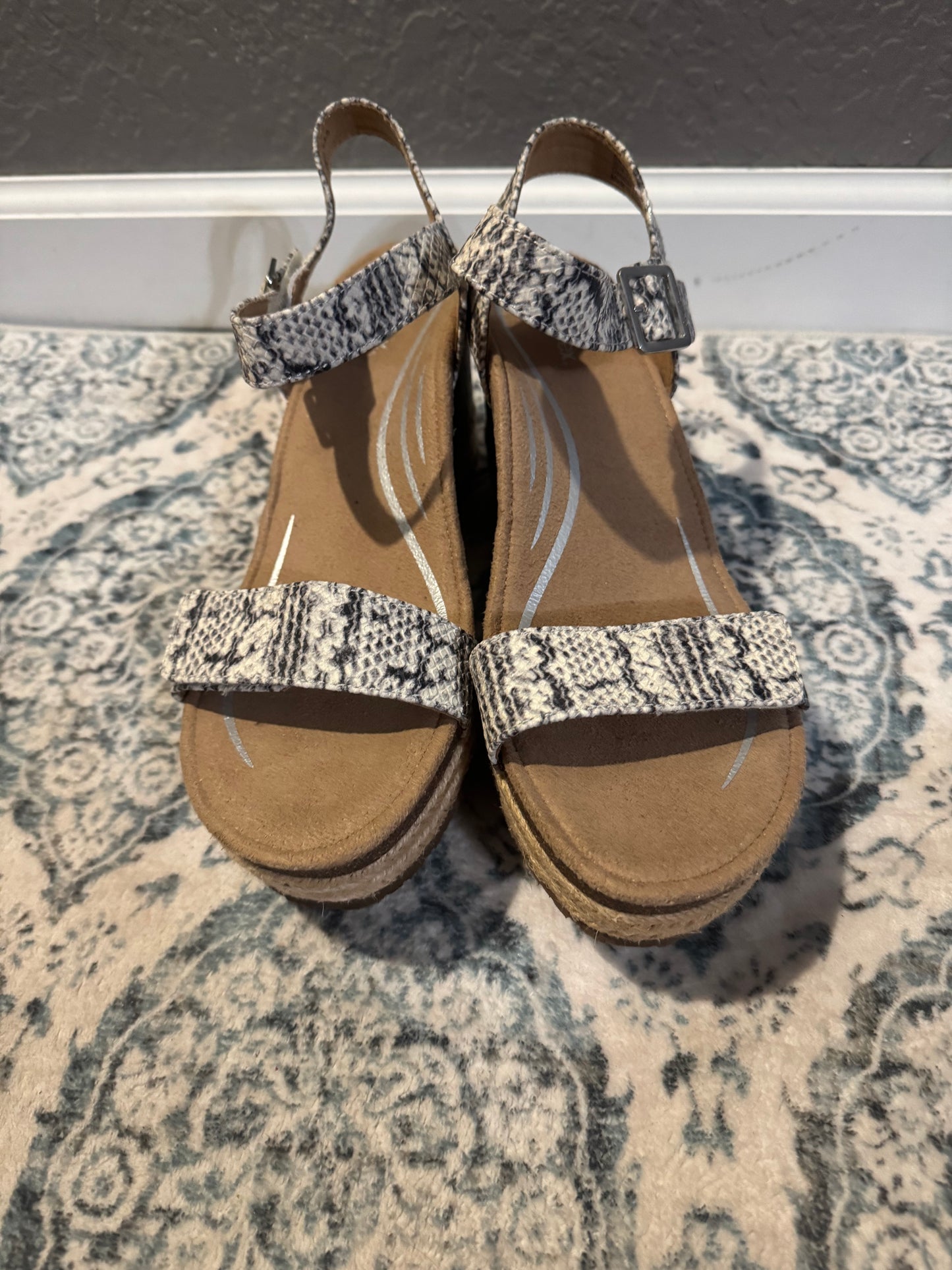 Aertrex wedge strap sandals gray beige snakeskin size 42 brand new msrp $140