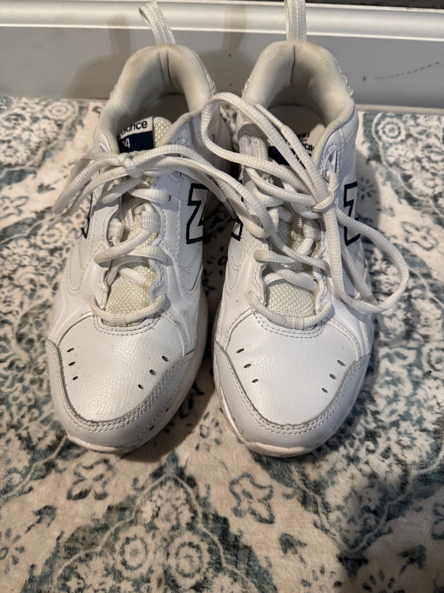 Women’s new balance sneakers size 7 white gray