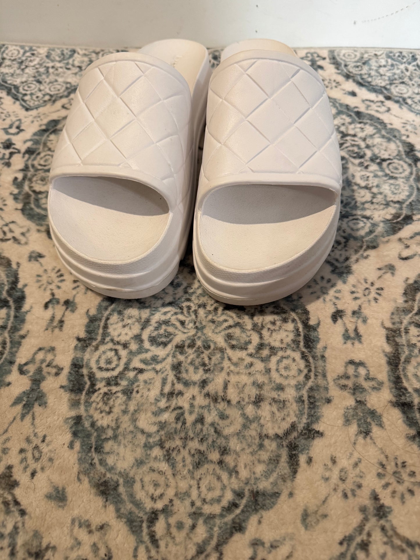 Beach slides by J slides size 9 white