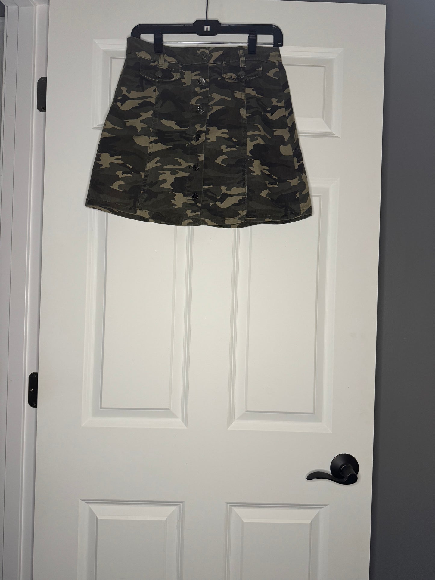 Hot kiss camo skirt size 7 button up