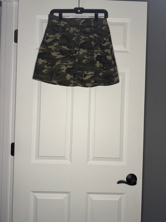 Hot kiss camo skirt size 7 button up