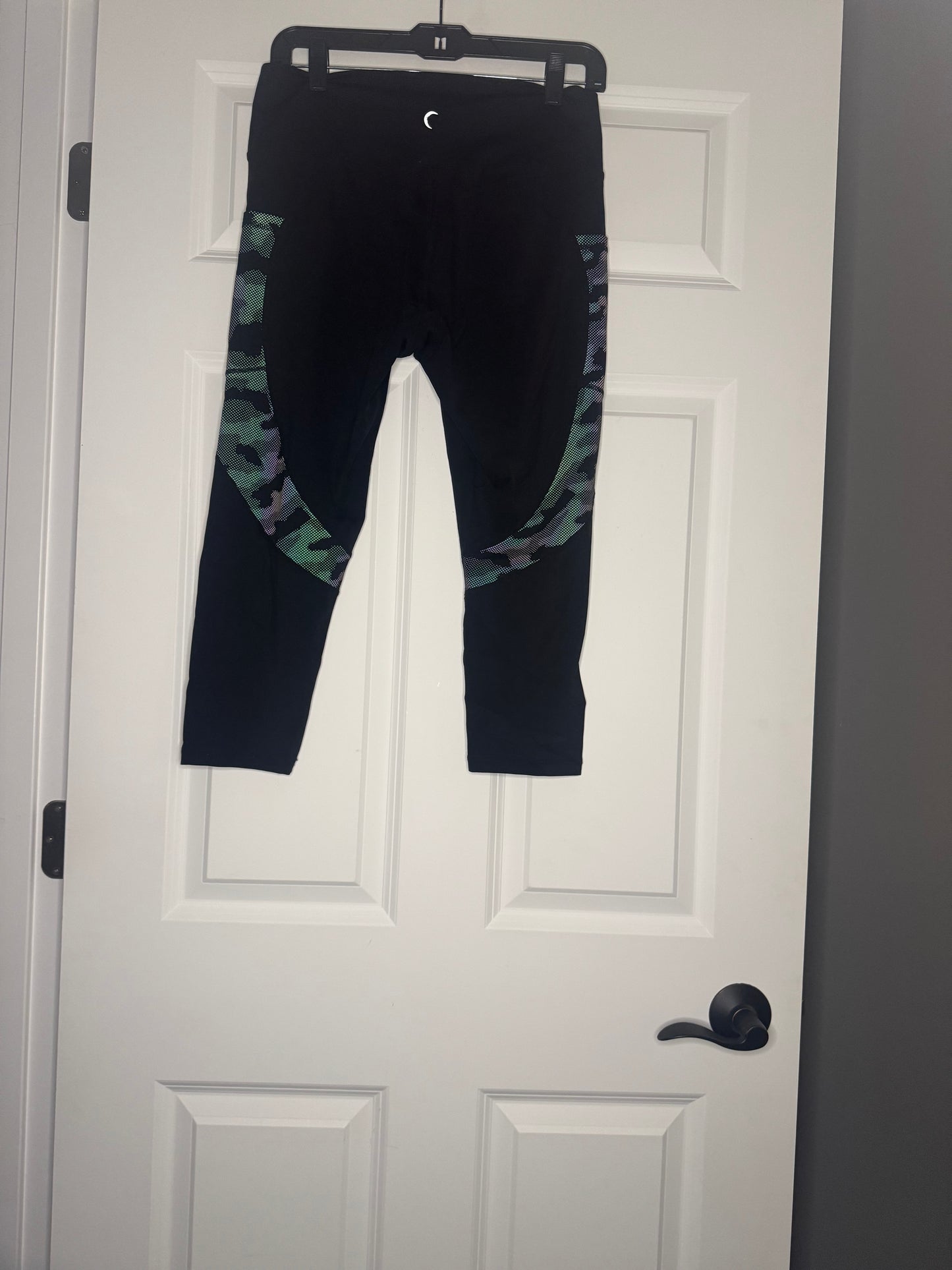 Zyia active cropped leggings 14-16 black w black gray camo sides