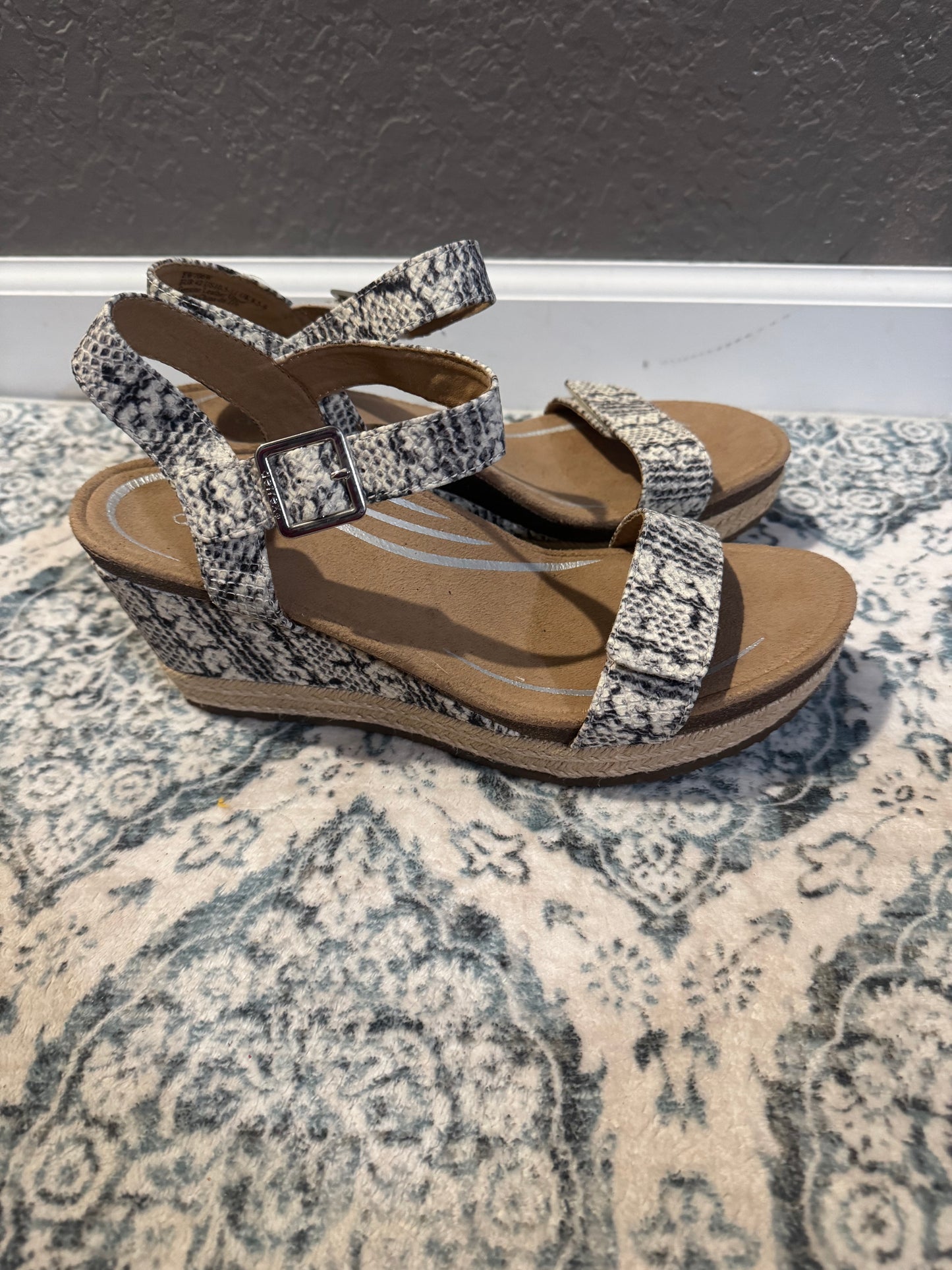 Aertrex wedge strap sandals gray beige snakeskin size 42 brand new msrp $140