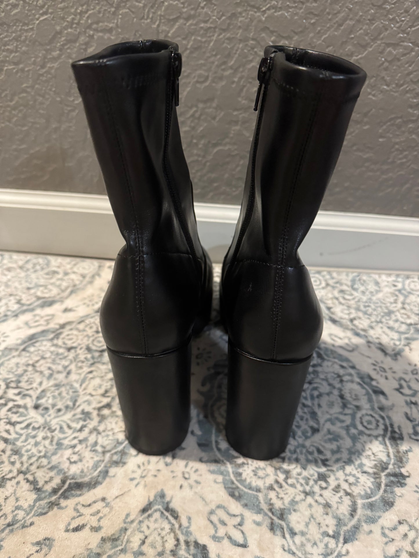 Madden girl boots with heel size 7.5 black in excellent condition