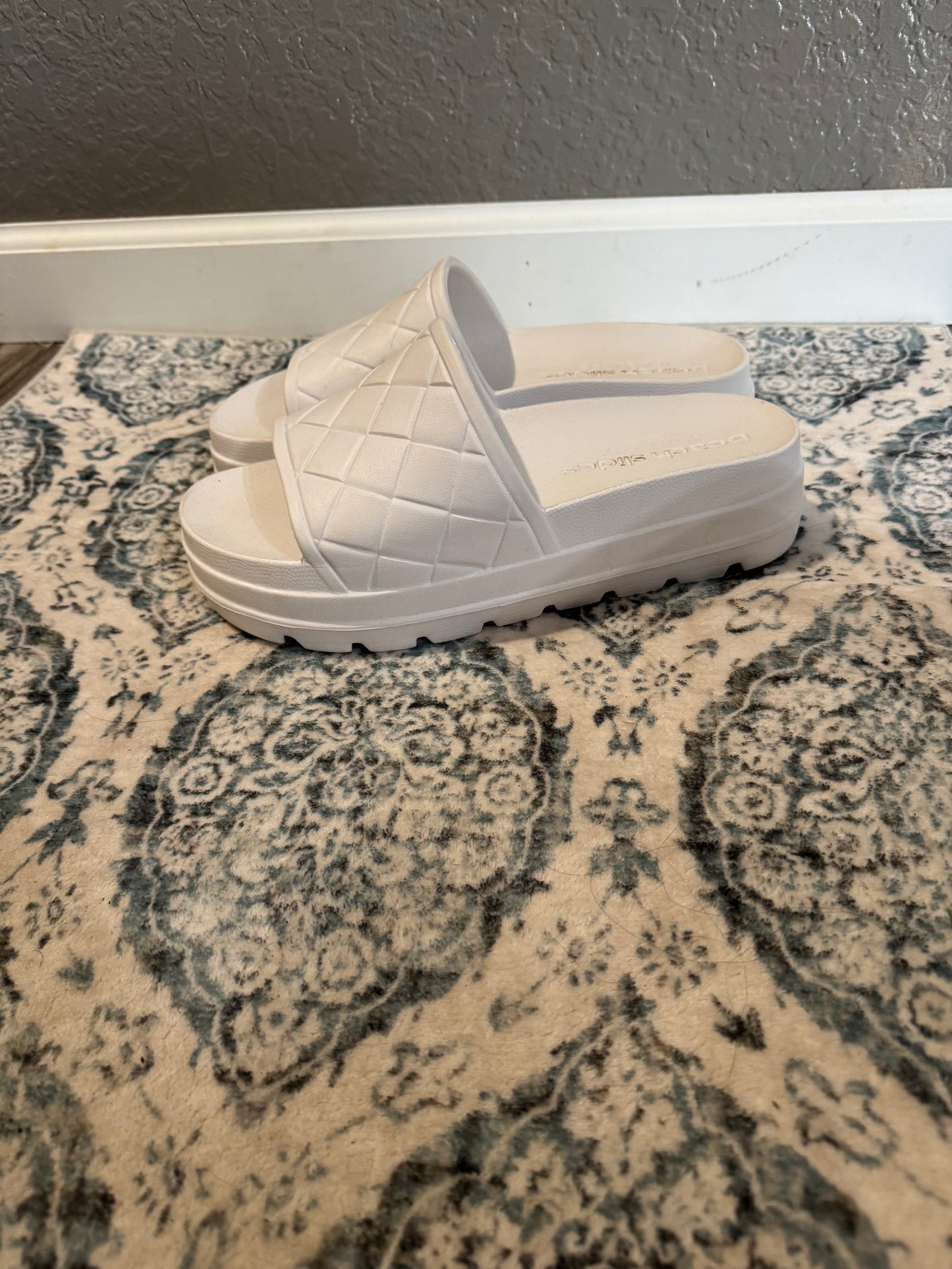 Beach slides by J slides size 9 white