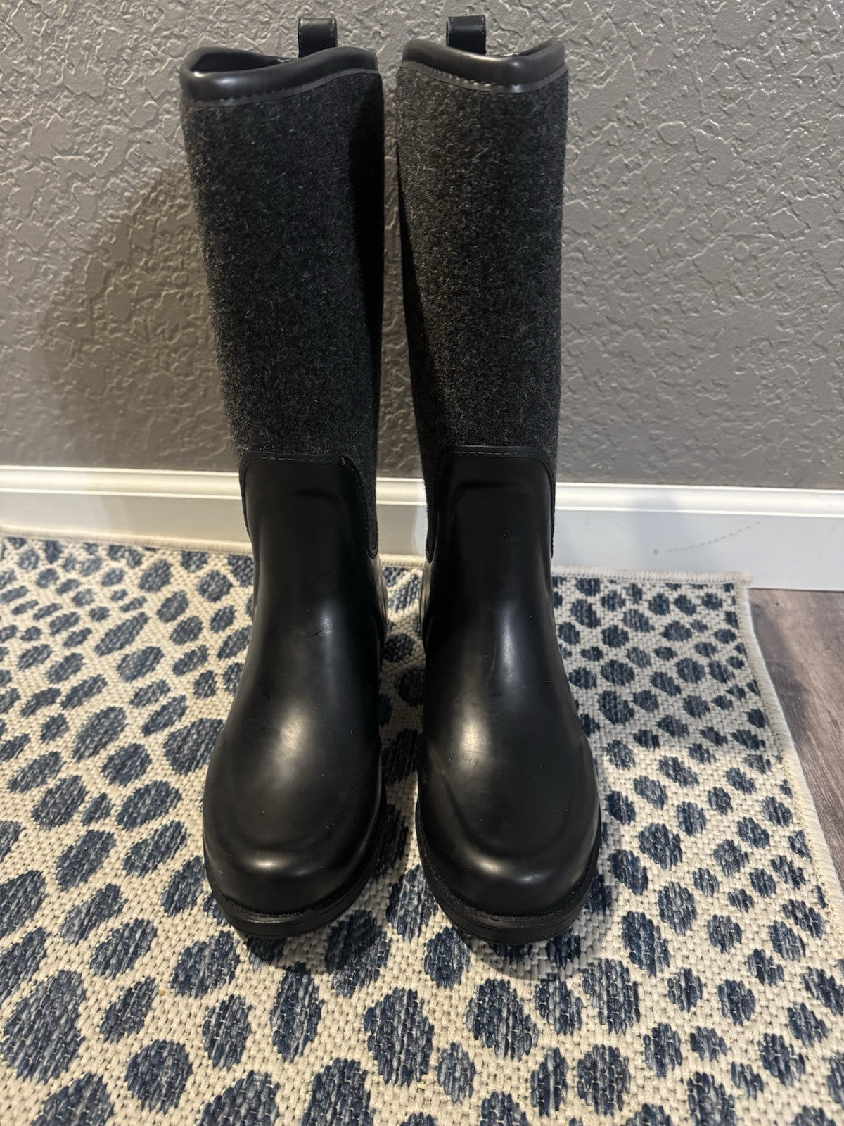 Ugg Reignfall Boots Size 9 Black And Gray Worn Once 