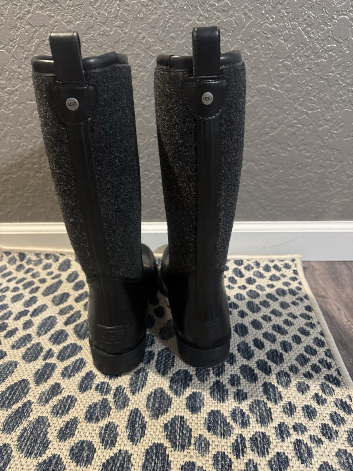 Ugg Reignfall Boots Size 9 Black And Gray Worn Once 
