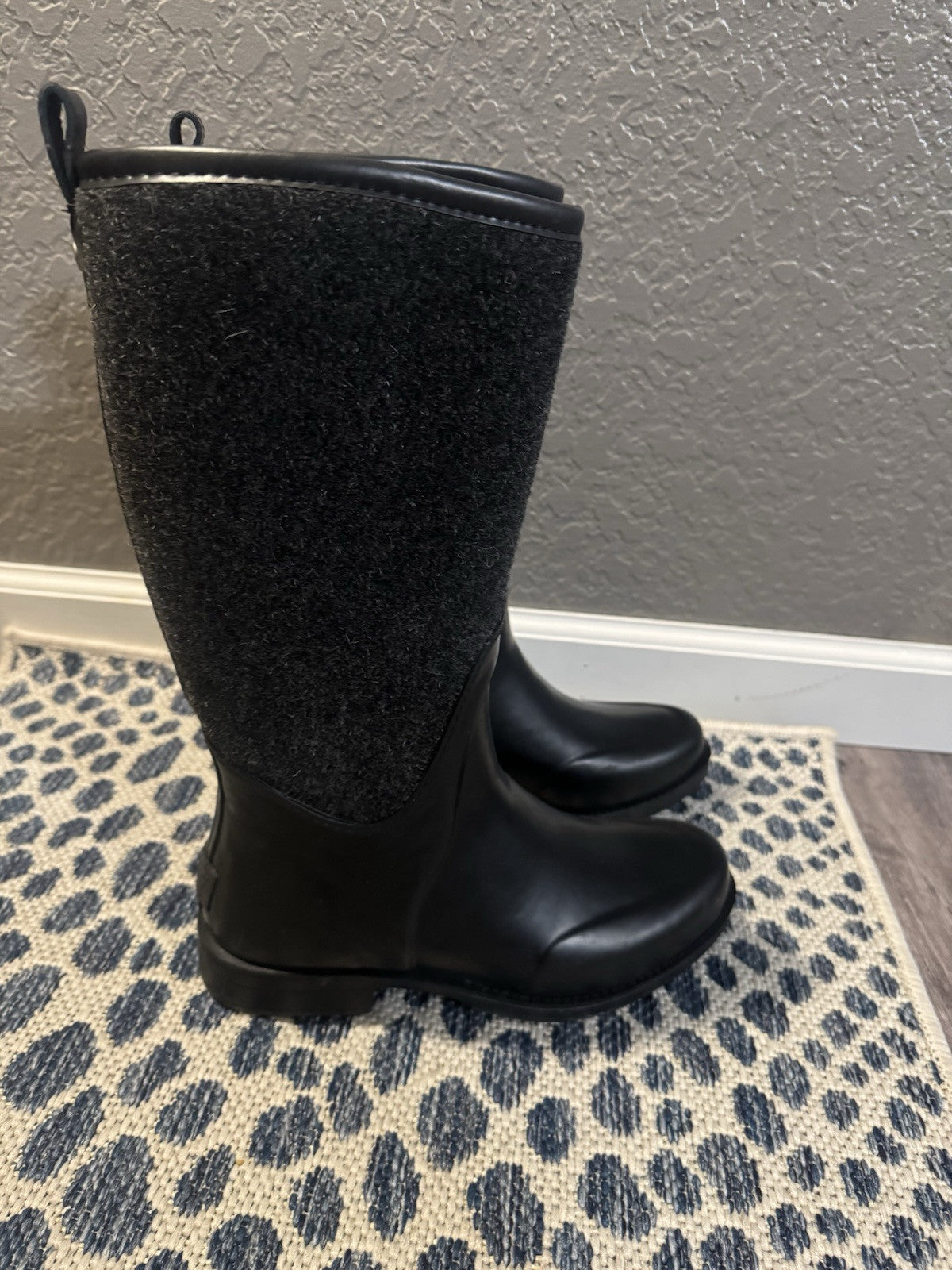 Ugg Reignfall Boots Size 9 Black And Gray Worn Once 