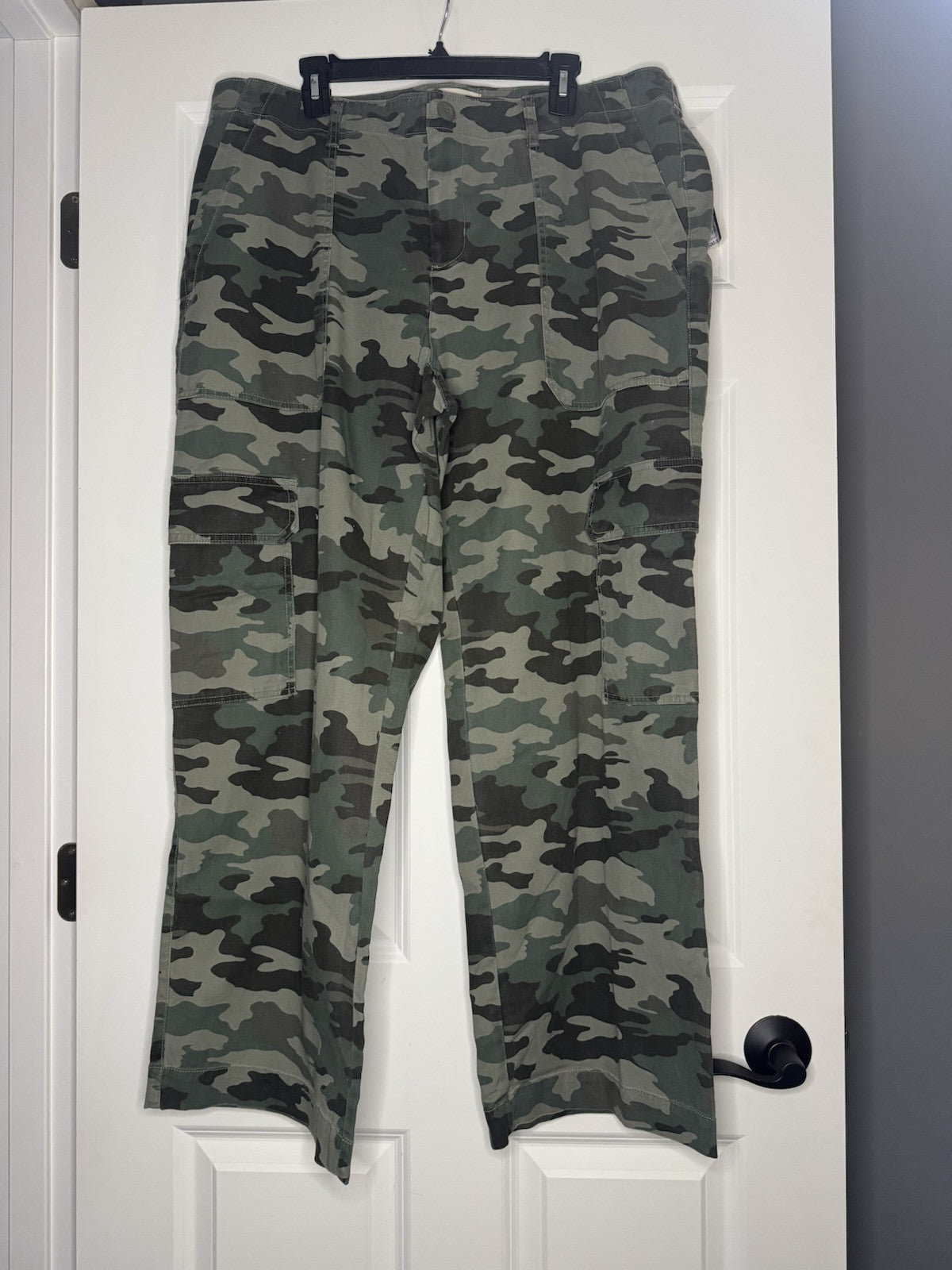 Universal Thread Cargo Pants Size 18 Wide Leg Camo Print Green Nwt 